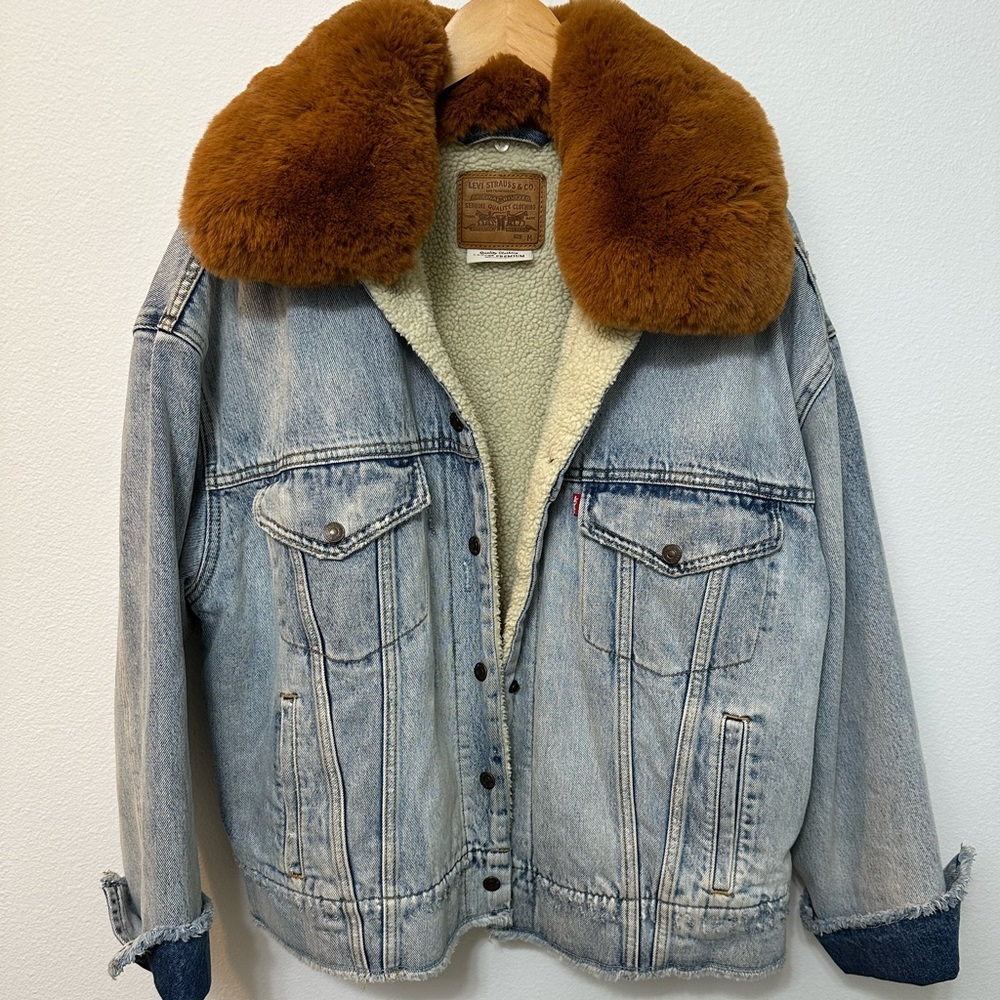 💕SOLD💕Levi’s Sherpa Faux Fur Collar Jacket